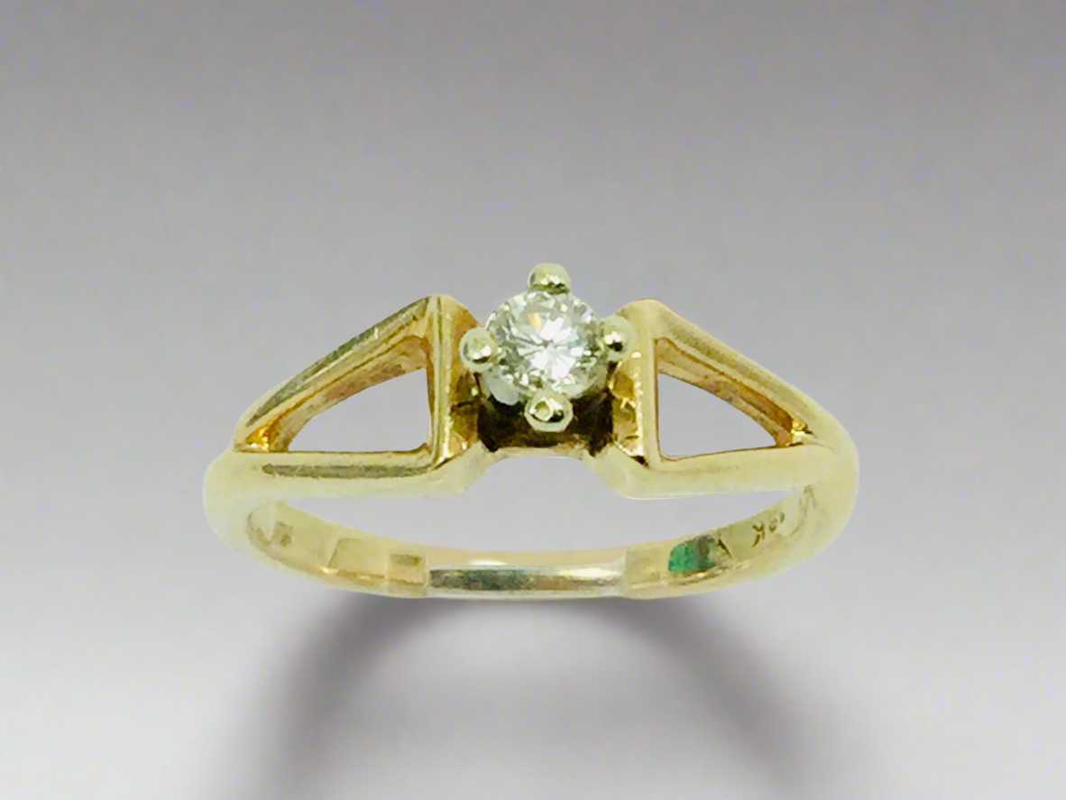 14k Yellow Gold Round Cut 14pt Diamond Ring