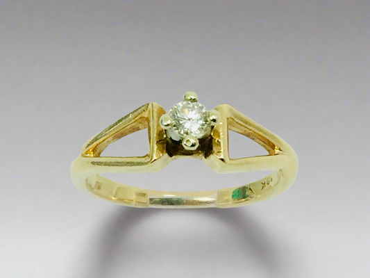 14k Yellow Gold Round Cut 14pt Diamond Ring