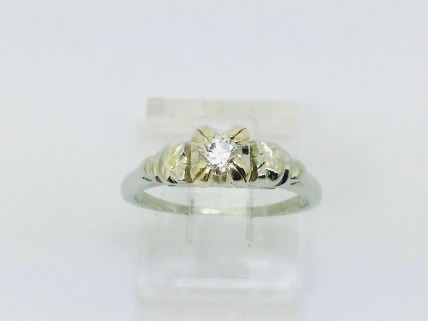18k White Gold Round Cut 17pt Diamond Vintage Ring