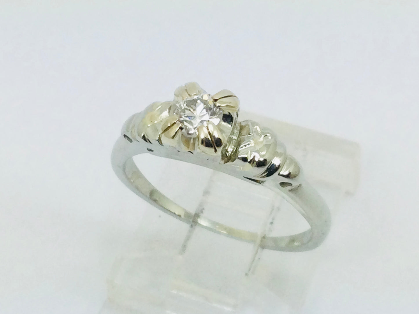 18k White Gold Round Cut 17pt Diamond Vintage Ring