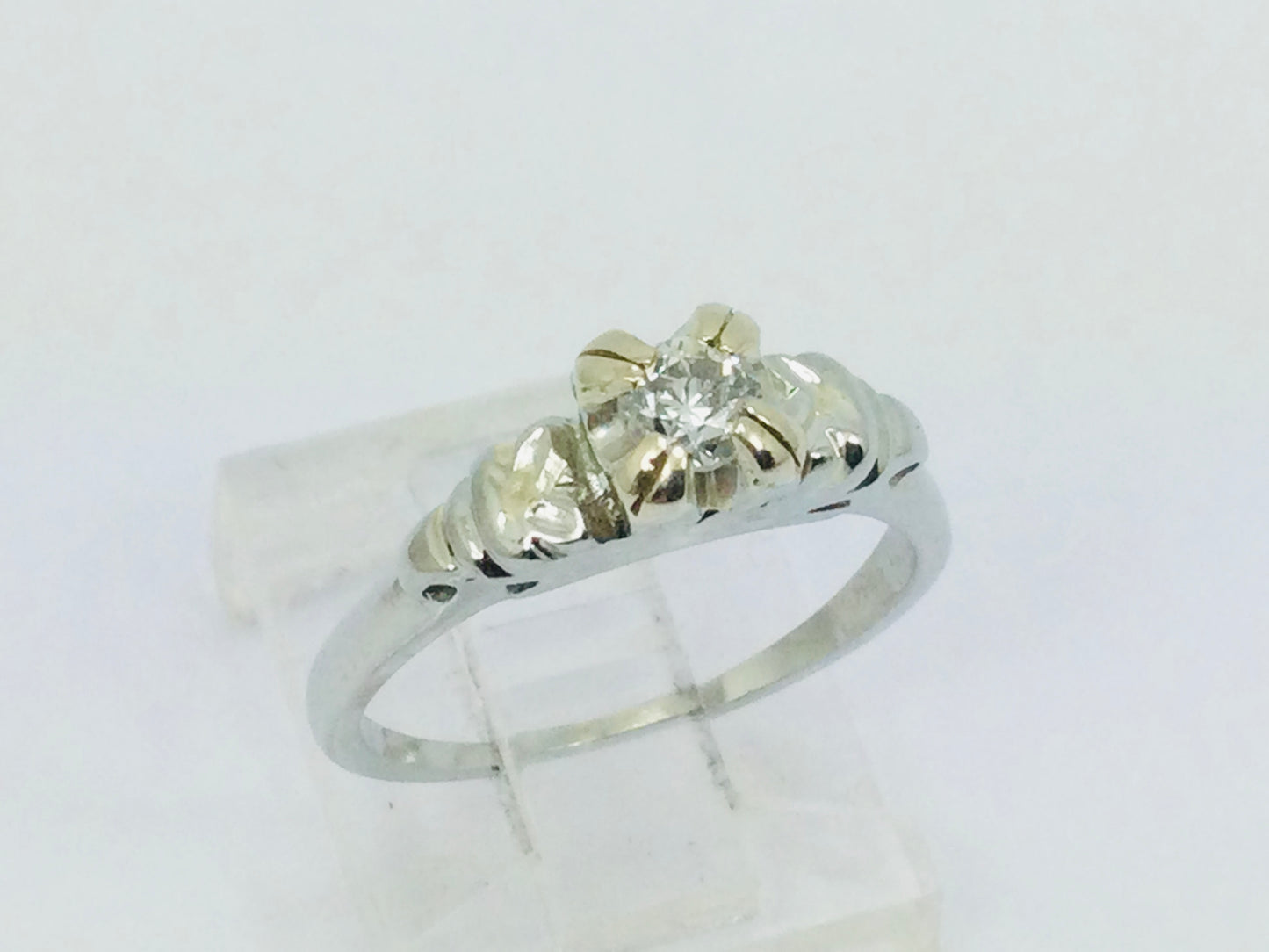 18k White Gold Round Cut 17pt Diamond Vintage Ring