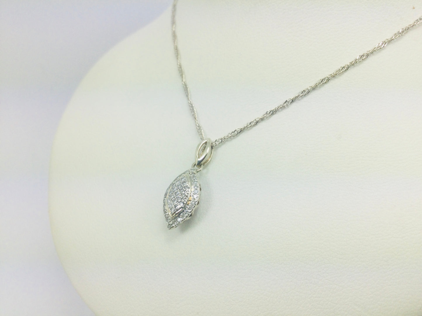 10k White Gold Round Cut 25pt Diamond Cluster Pendent