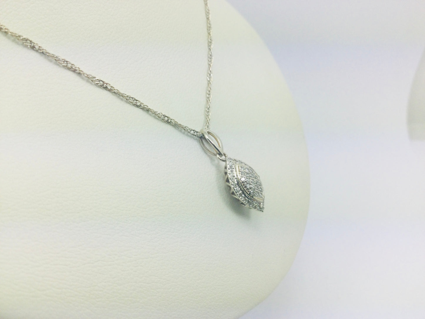 10k White Gold Round Cut 25pt Diamond Cluster Pendent