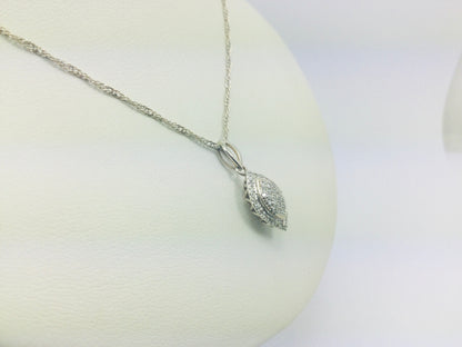 10k White Gold Round Cut 25pt Diamond Cluster Pendent