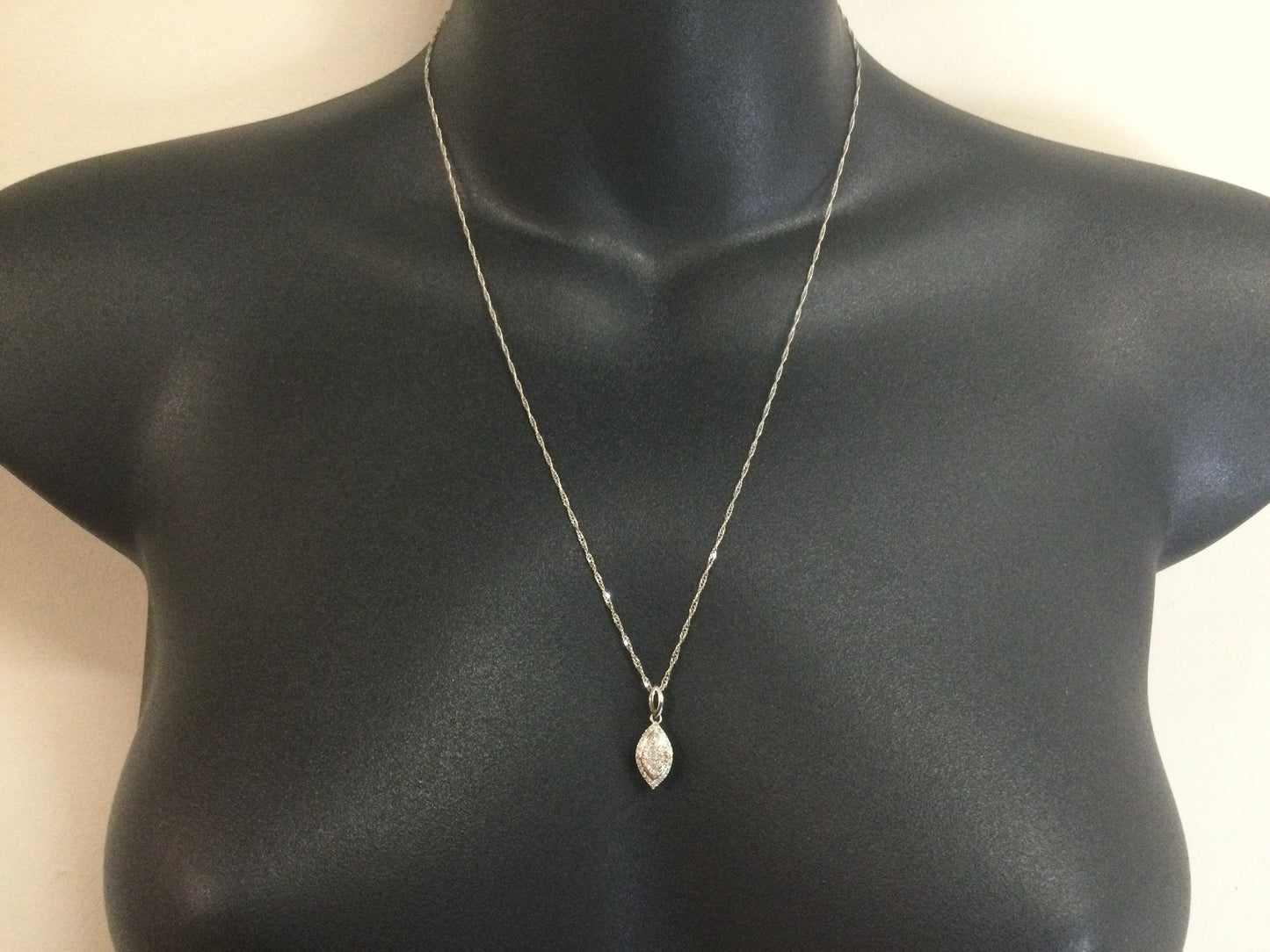 10k White Gold Round Cut 25pt Diamond Cluster Pendent