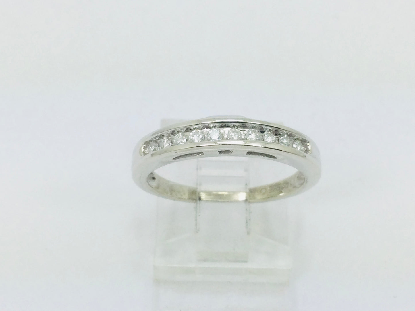 14k White Gold Round Cut 15pt Diamond Channel Set Ring