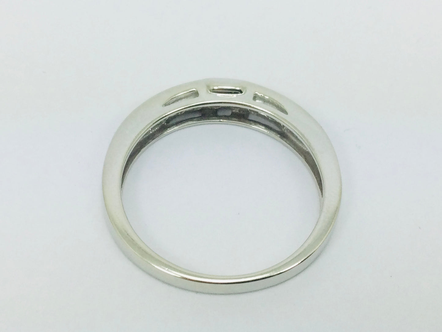 14k White Gold Round Cut 15pt Diamond Channel Set Ring