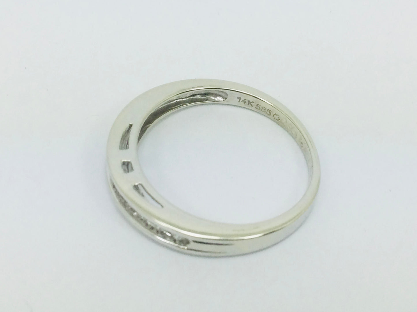 14k White Gold Round Cut 15pt Diamond Channel Set Ring