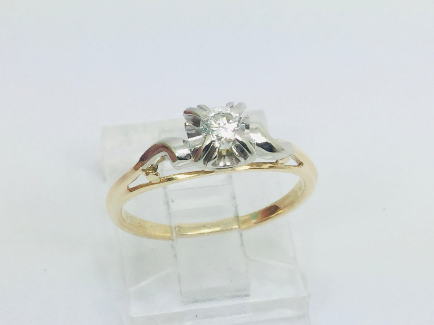 14k Yellow Gold Round Cut 15pt Diamond Solitaire Ring