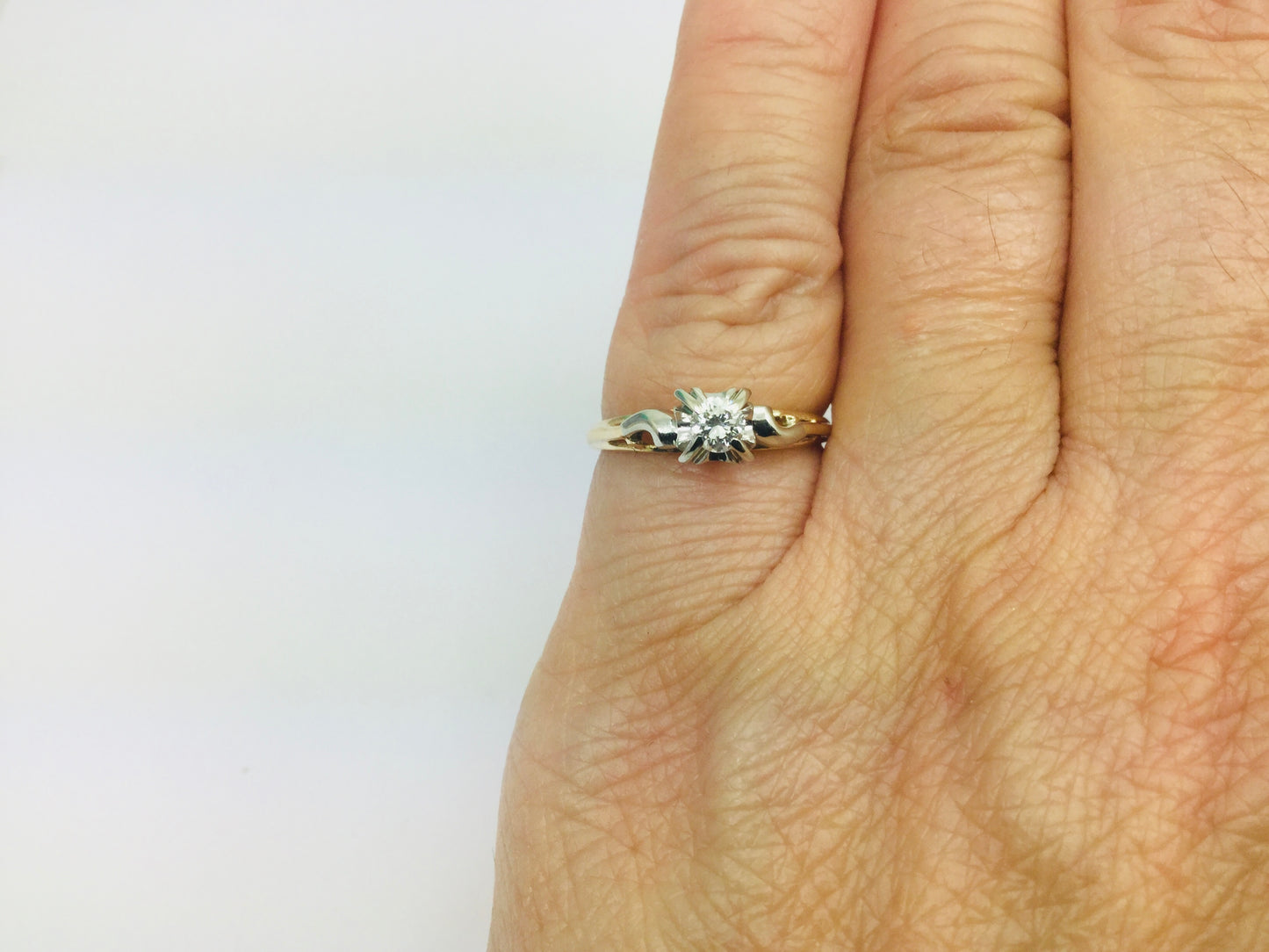 14k Yellow Gold Round Cut 15pt Diamond Solitaire Ring
