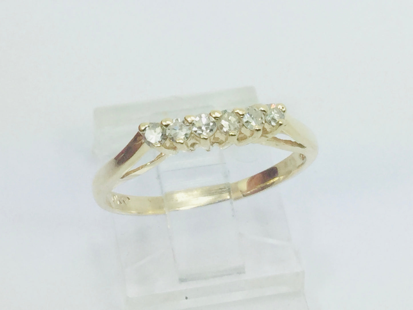 10k Yellow Gold Round Cut 20c1.5t Row Set Diamond Ring
