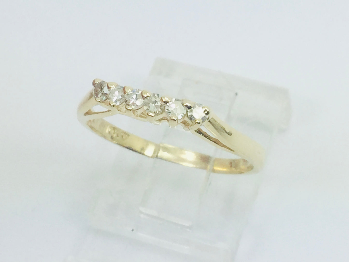 10k Yellow Gold Round Cut 20c1.5t Row Set Diamond Ring