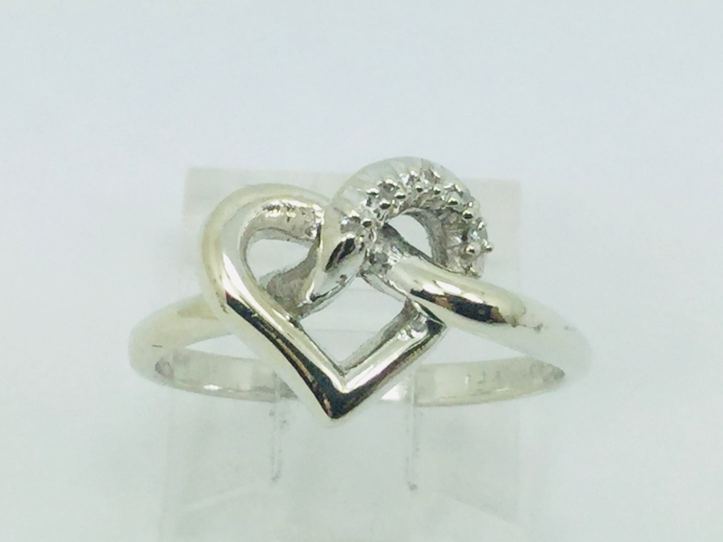 10k White Gold Round Cut 5pt Diamond Heart Ring