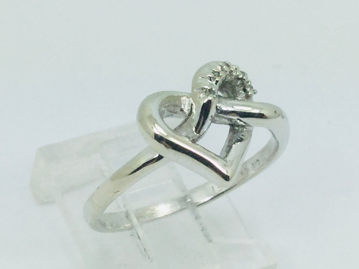 10k White Gold Round Cut 5pt Diamond Heart Ring