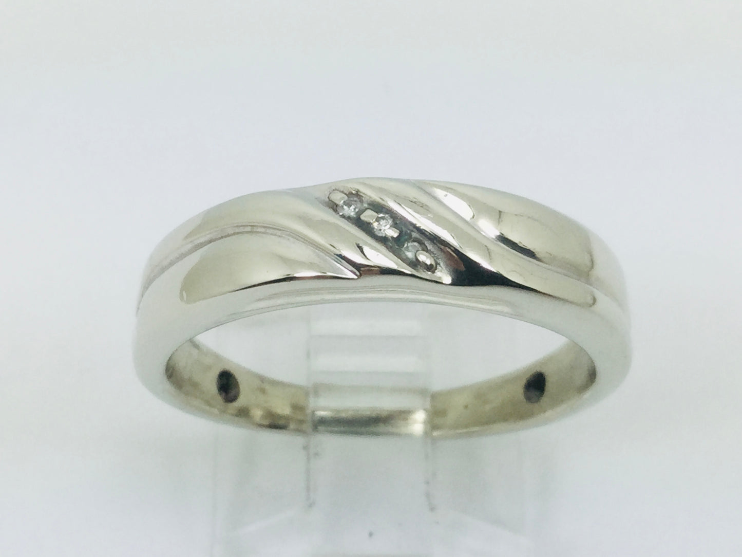 10k White Gold Round Cut 1.5pt Diamond Row Set Ring