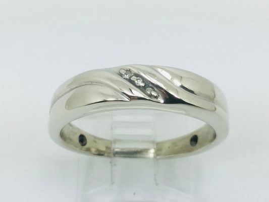 10k White Gold Round Cut 1.5pt Diamond Row Set Ring