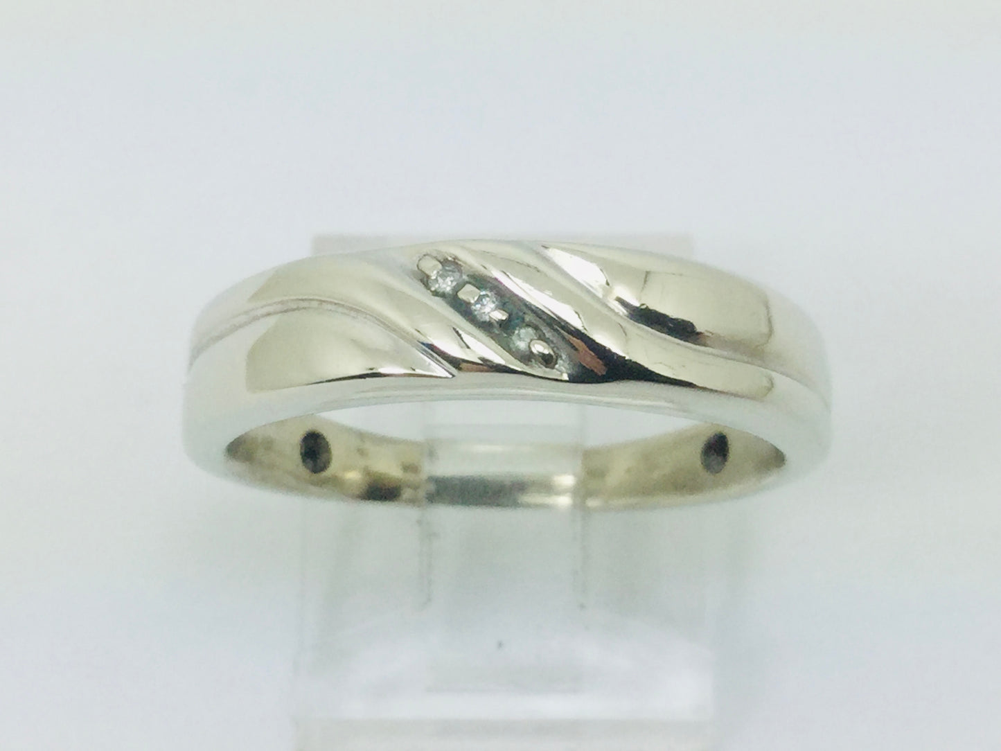 10k White Gold Round Cut 1.5pt Diamond Row Set Ring