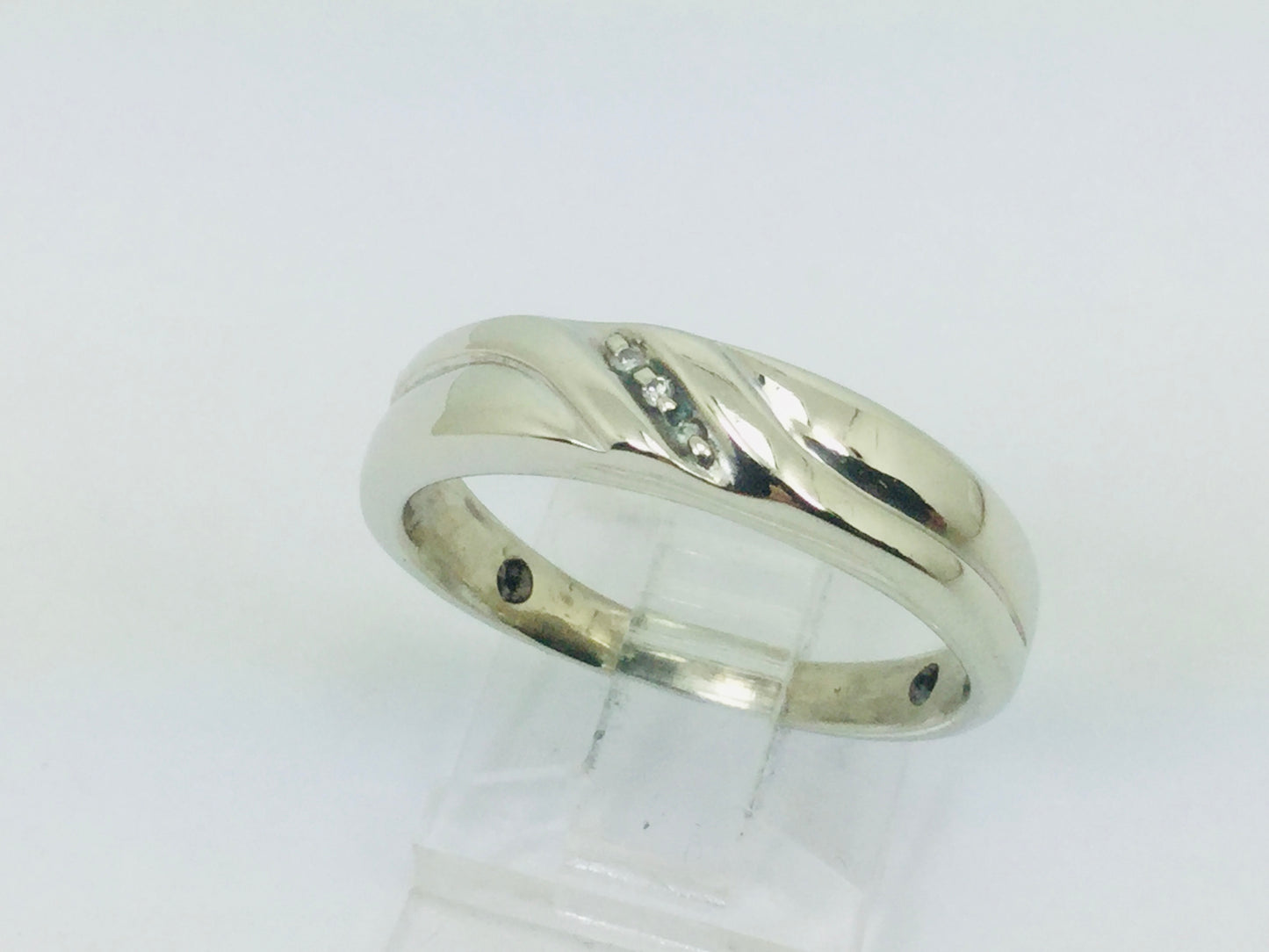 10k White Gold Round Cut 1.5pt Diamond Row Set Ring