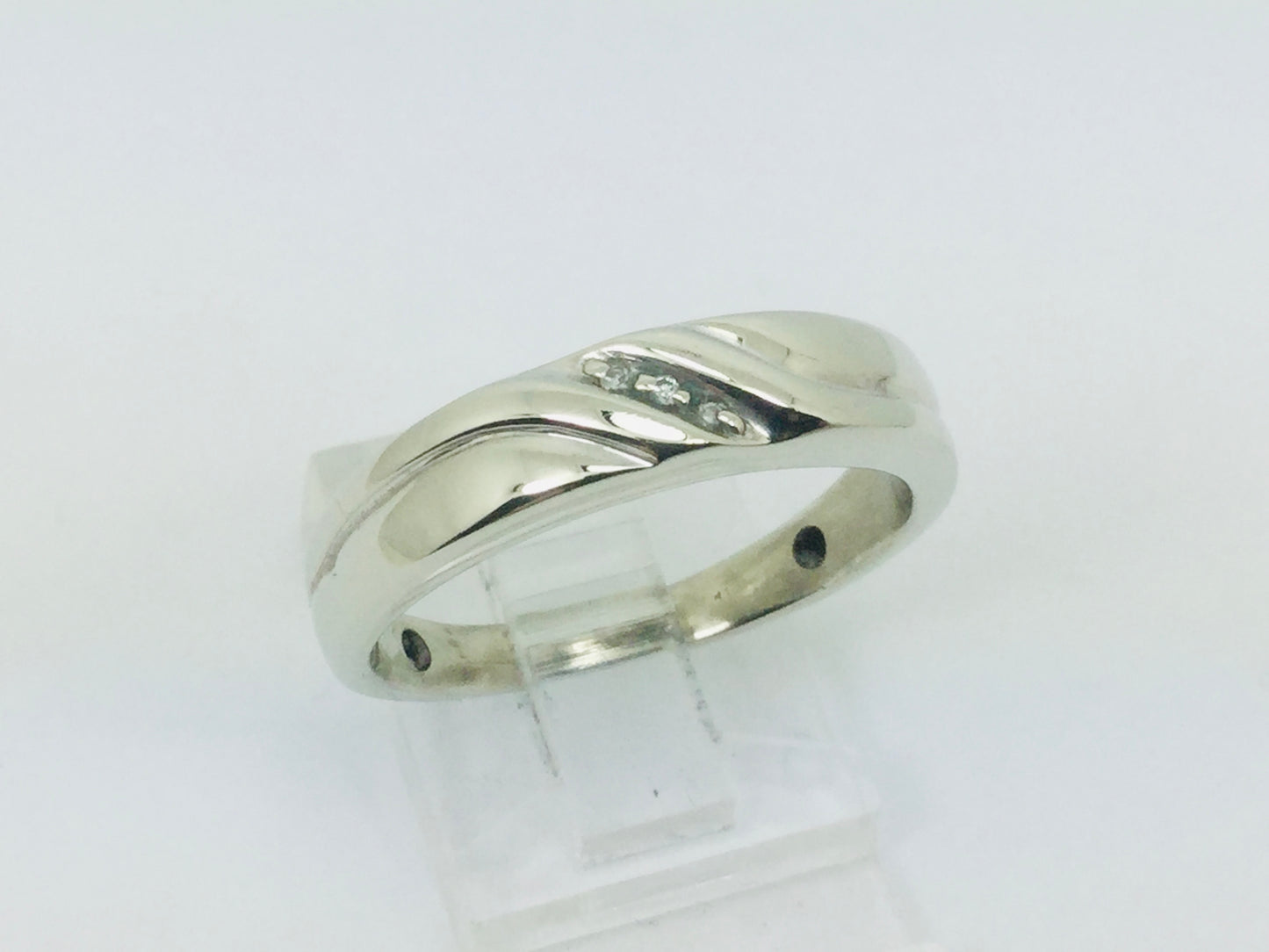 10k White Gold Round Cut 1.5pt Diamond Row Set Ring