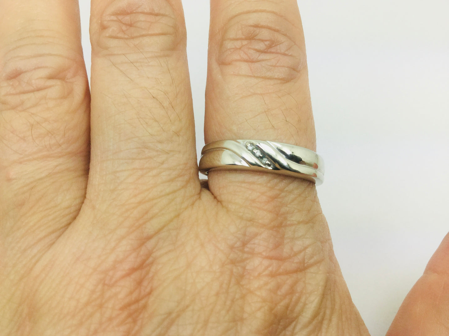 10k White Gold Round Cut 1.5pt Diamond Row Set Ring