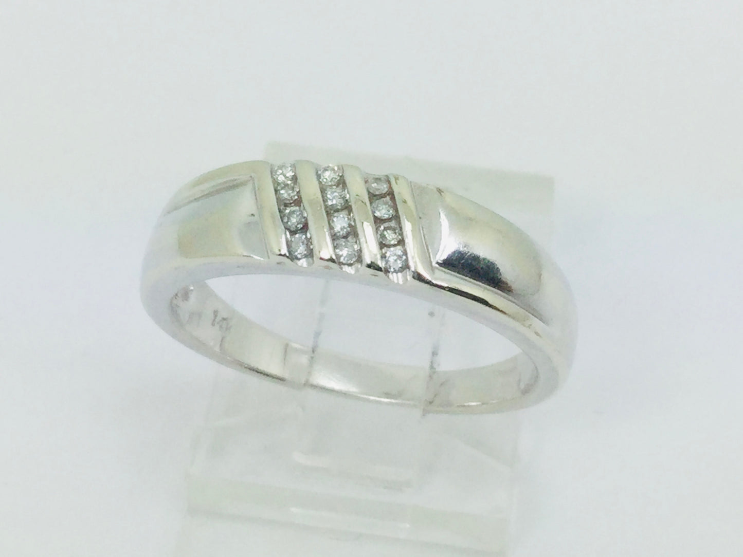 14k White Gold Round Cut 0.6ct Diamond Row Set Ring
