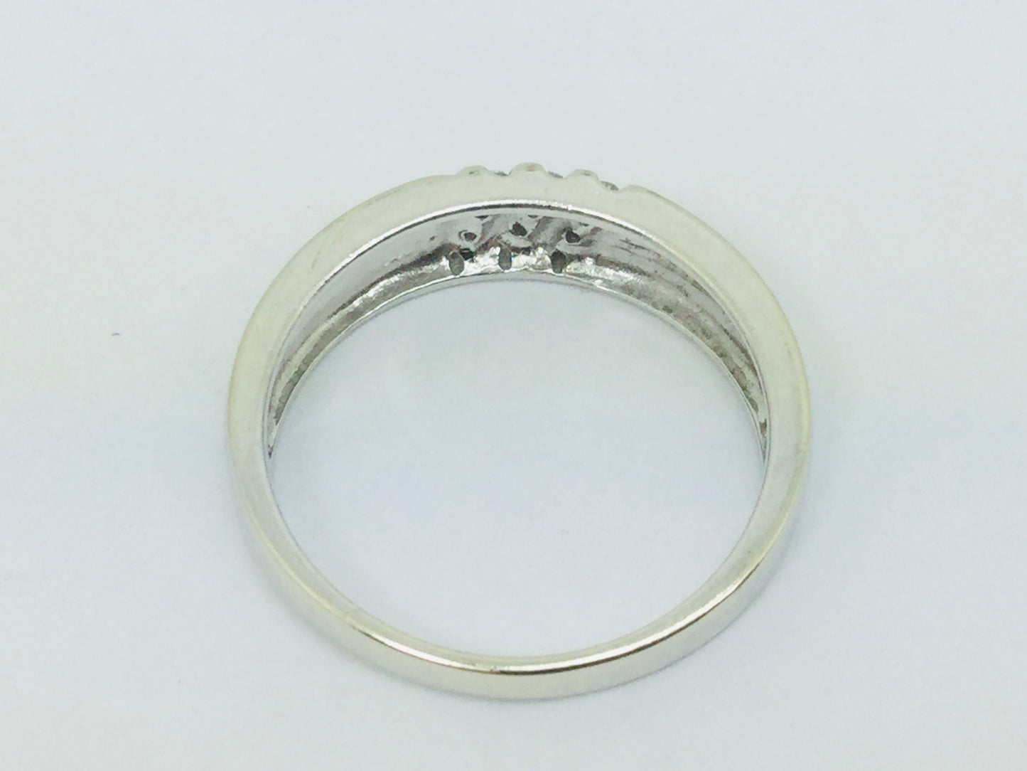 14k White Gold Round Cut 0.6ct Diamond Row Set Ring