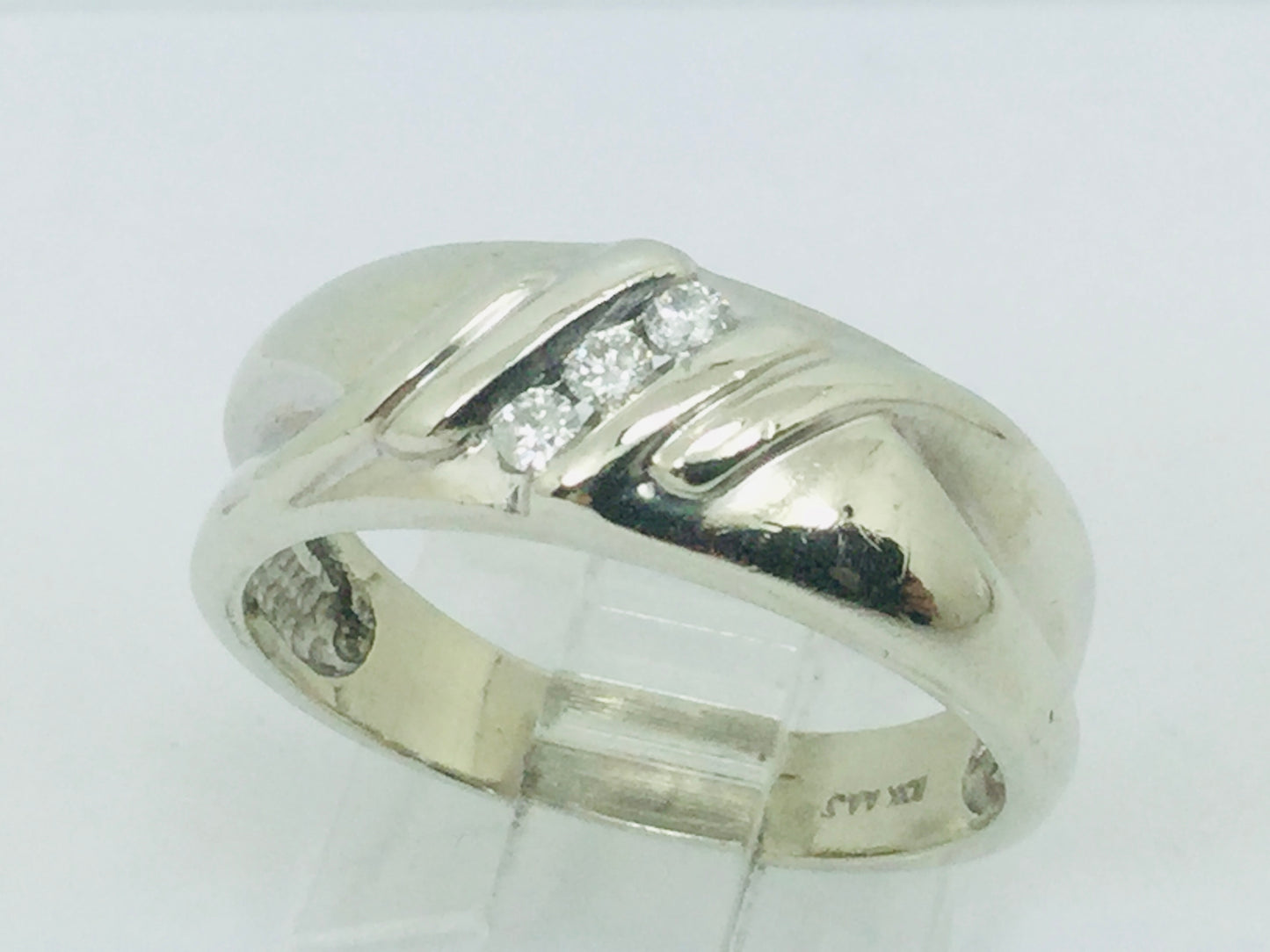10k White Gold Round Cut 7.5pt Diamond Channel Set Ring