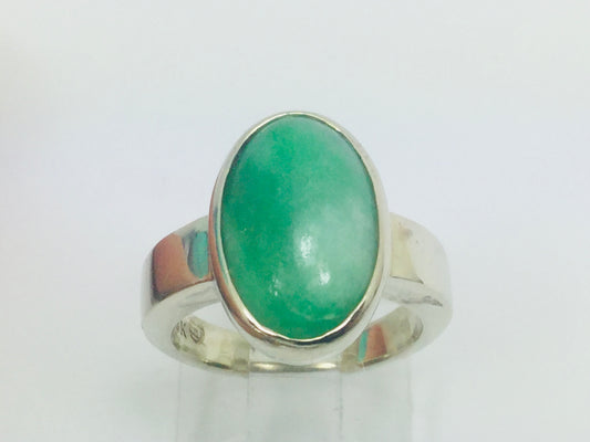 18k Yellow Gold Oval Cut Cabochon Jade August Birthstone Ring