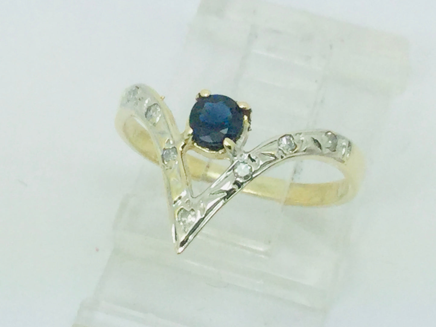 10k Yellow Gold Round Cut 20pt Sapphire September Birthstone & 4pt Diamond Chevron Ring