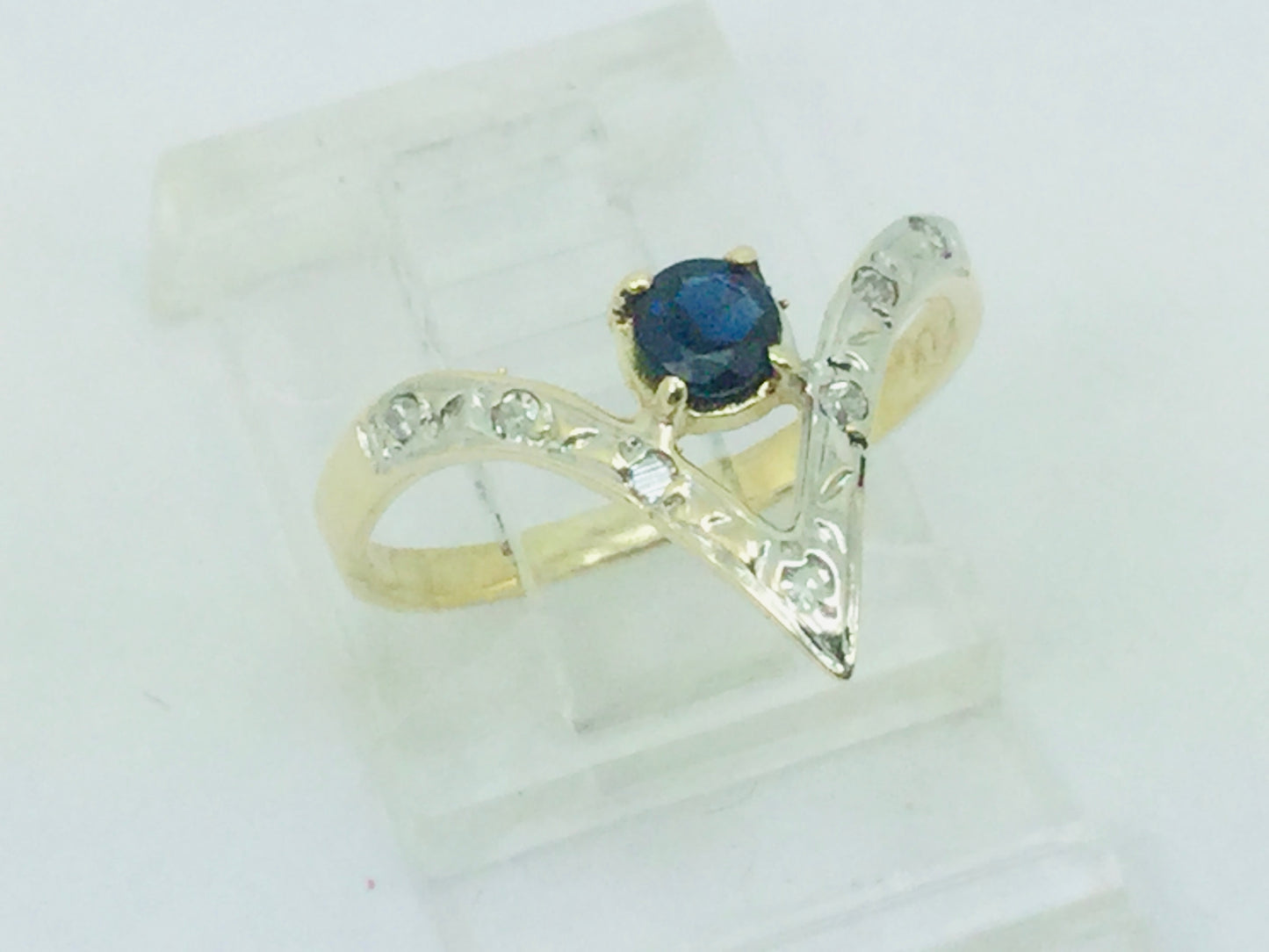 10k Yellow Gold Round Cut 20pt Sapphire September Birthstone & 4pt Diamond Chevron Ring