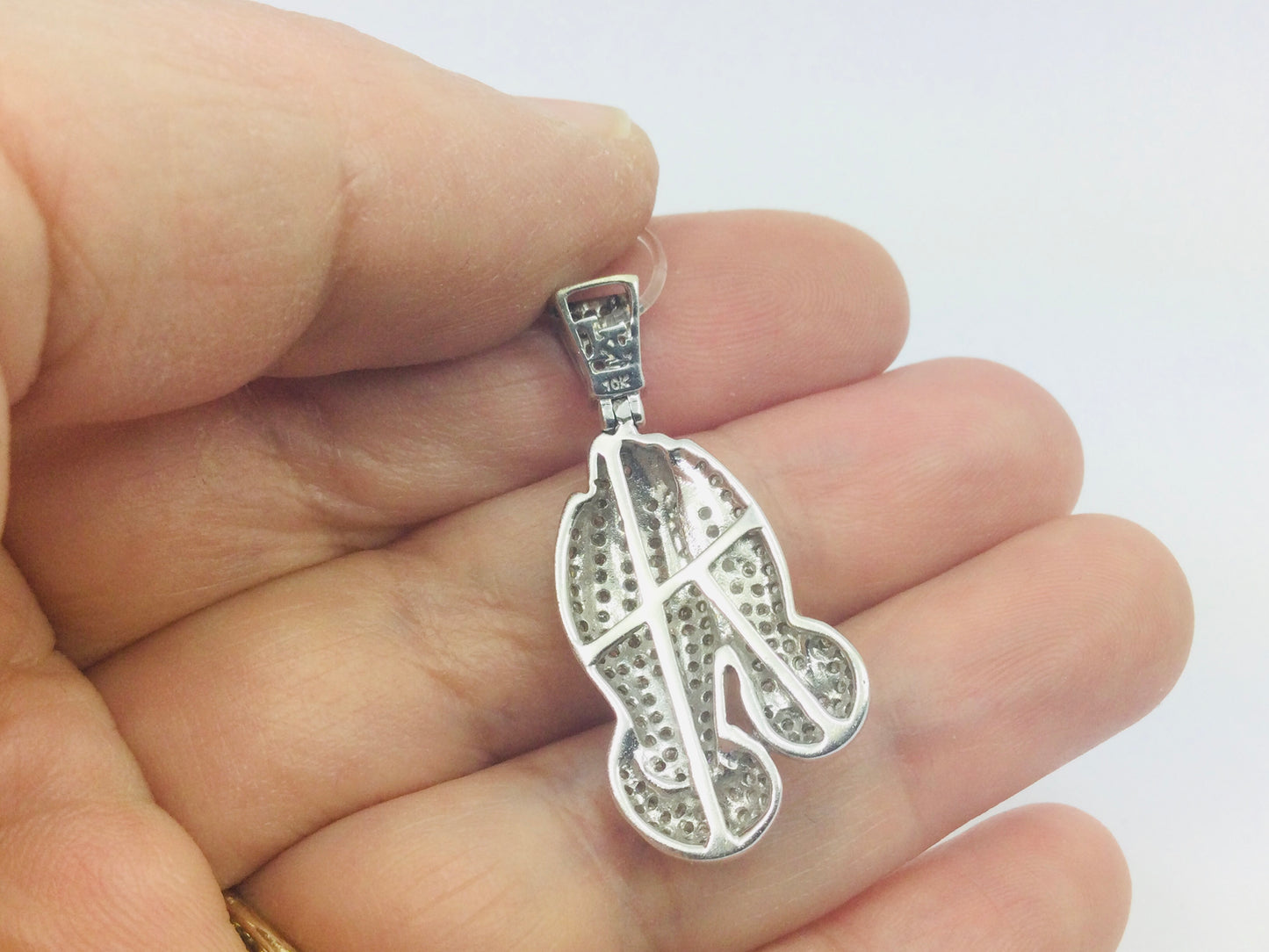 10k White Gold Round Cut 0.83ct Diamond Praying Hands Pendent