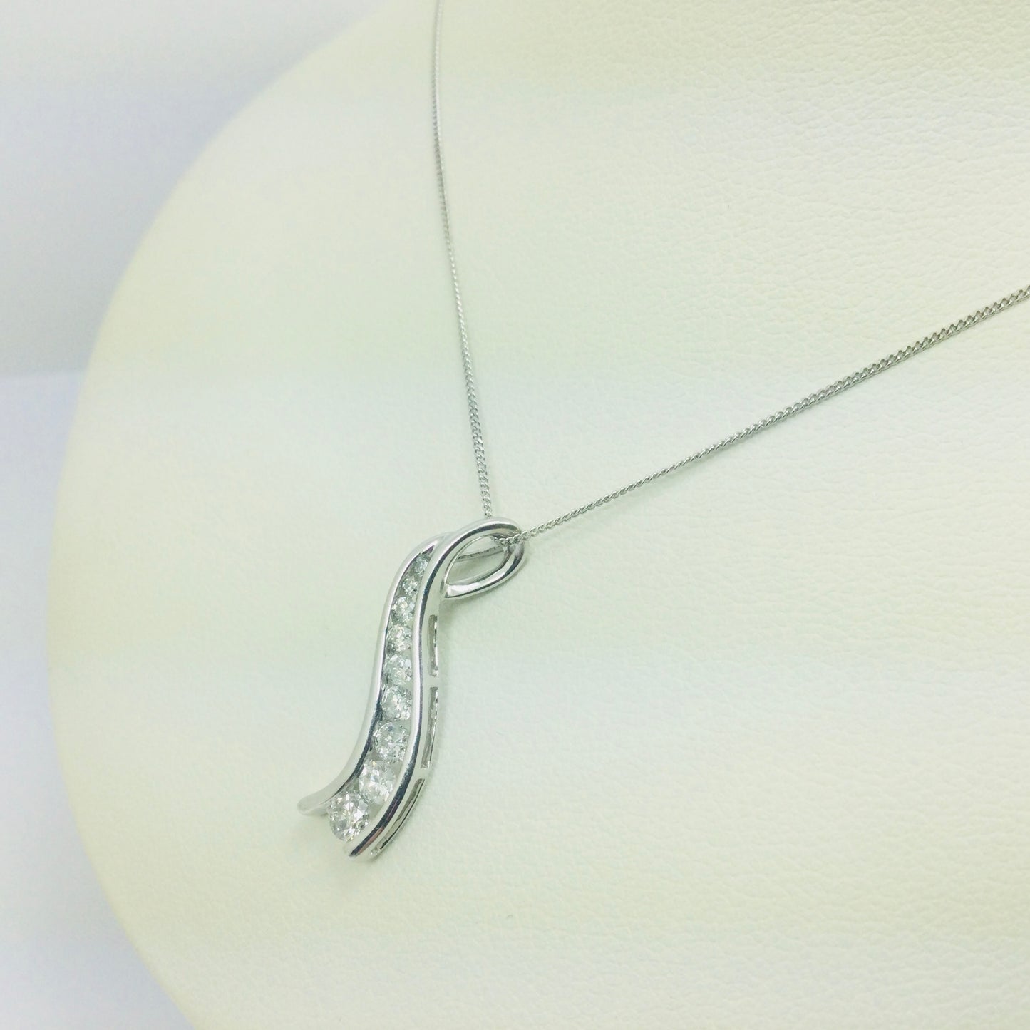 10k White Gold Round Cut 0.33ct Diamond Row Set Wave Necklace