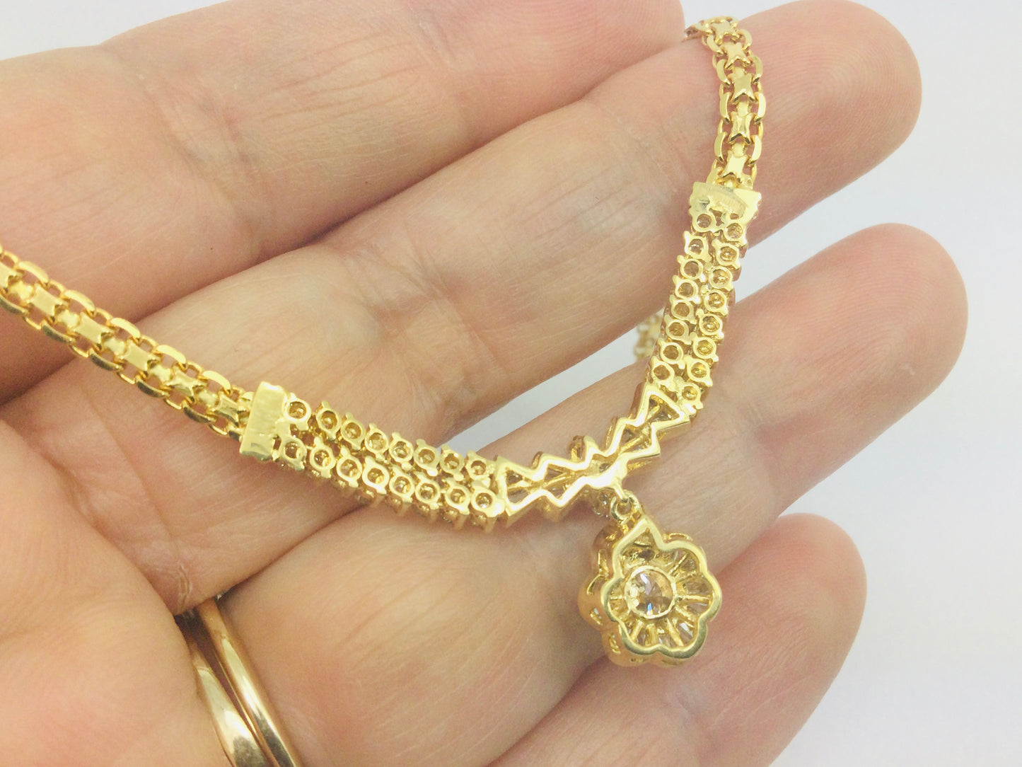 18k Yellow Gold Round And Baguette Cut 1.5ct Diamond Cluster Necklace