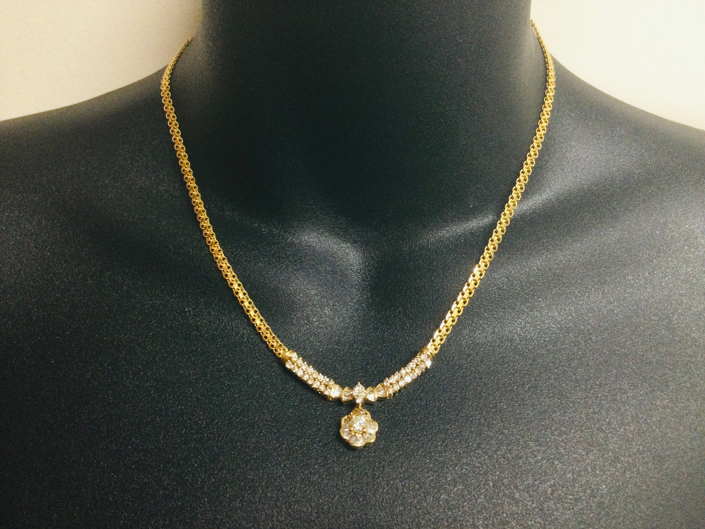 18k Yellow Gold Round And Baguette Cut 1.5ct Diamond Cluster Necklace