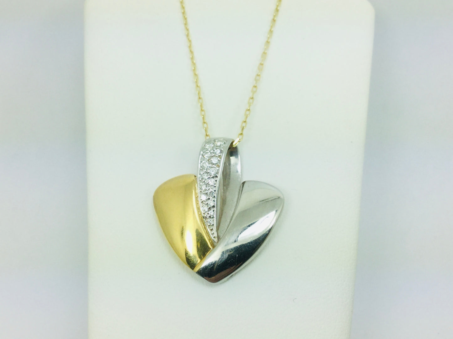 18k White and Yellow Gold Round Cut 20pt Diamond Heart Pendent