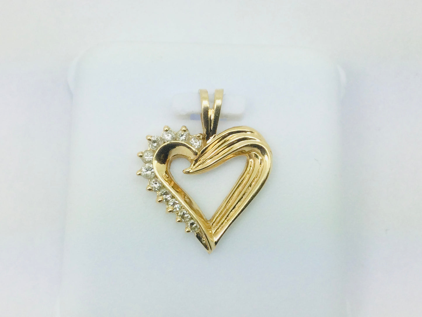 14k Yellow Gold Round Cut 17pt Diamond Heart Pendent