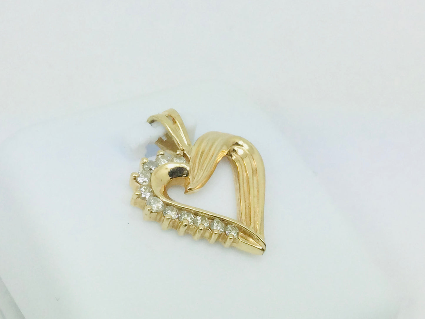 14k Yellow Gold Round Cut 17pt Diamond Heart Pendent