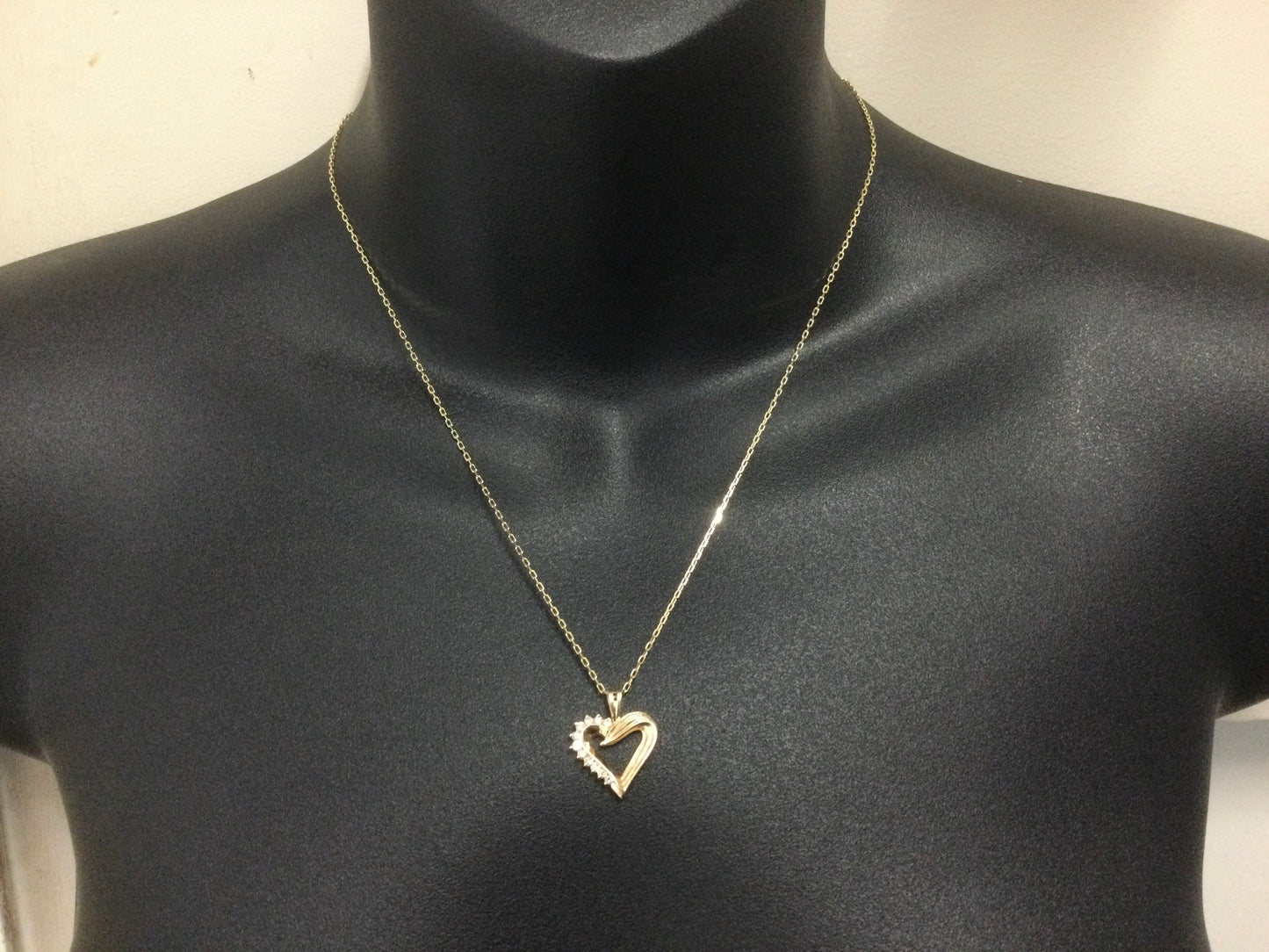 14k Yellow Gold Round Cut 17pt Diamond Heart Pendent
