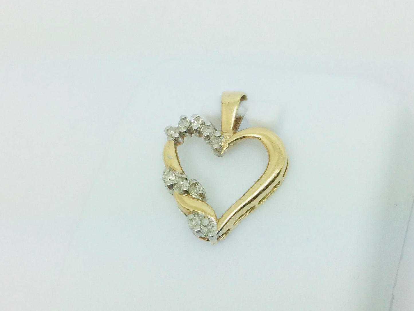 10k Yellow Gold Round Cut 10pt Diamond Heart Pendent