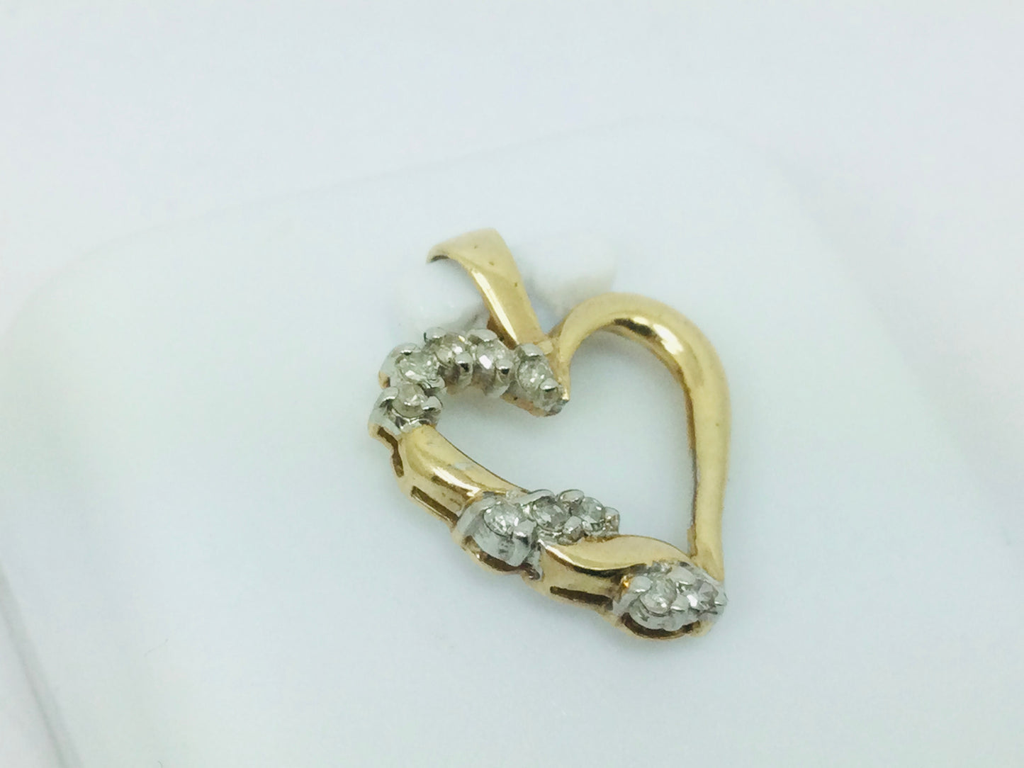 10k Yellow Gold Round Cut 10pt Diamond Heart Pendent