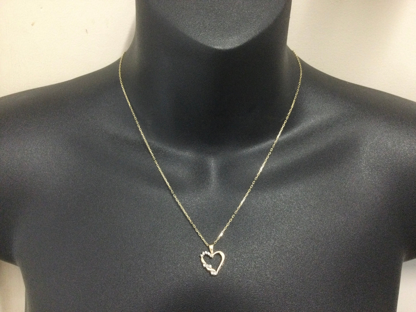 10k Yellow Gold Round Cut 10pt Diamond Heart Pendent