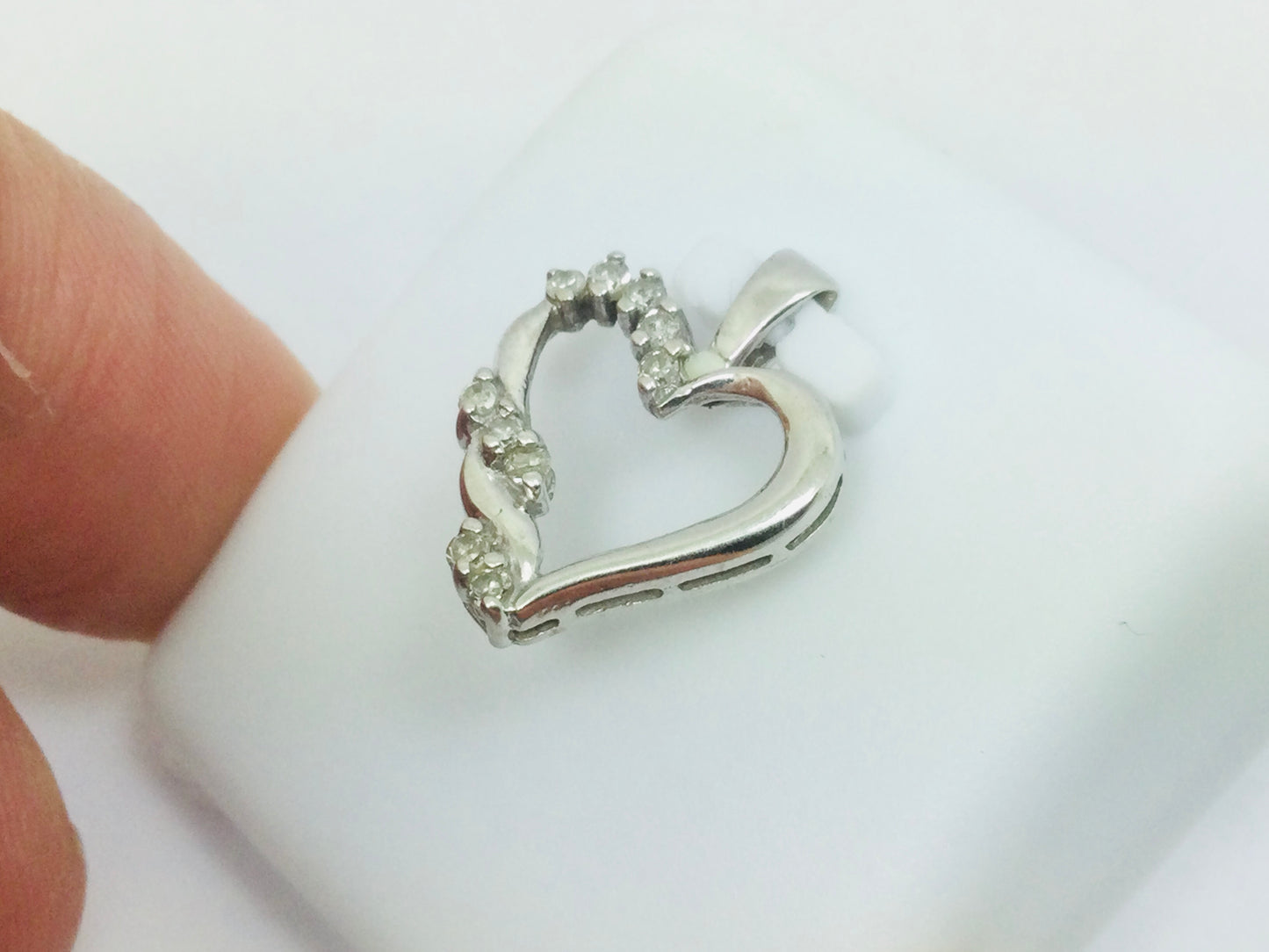10k White Gold Round Cut 10pt Diamond Heart Pendent