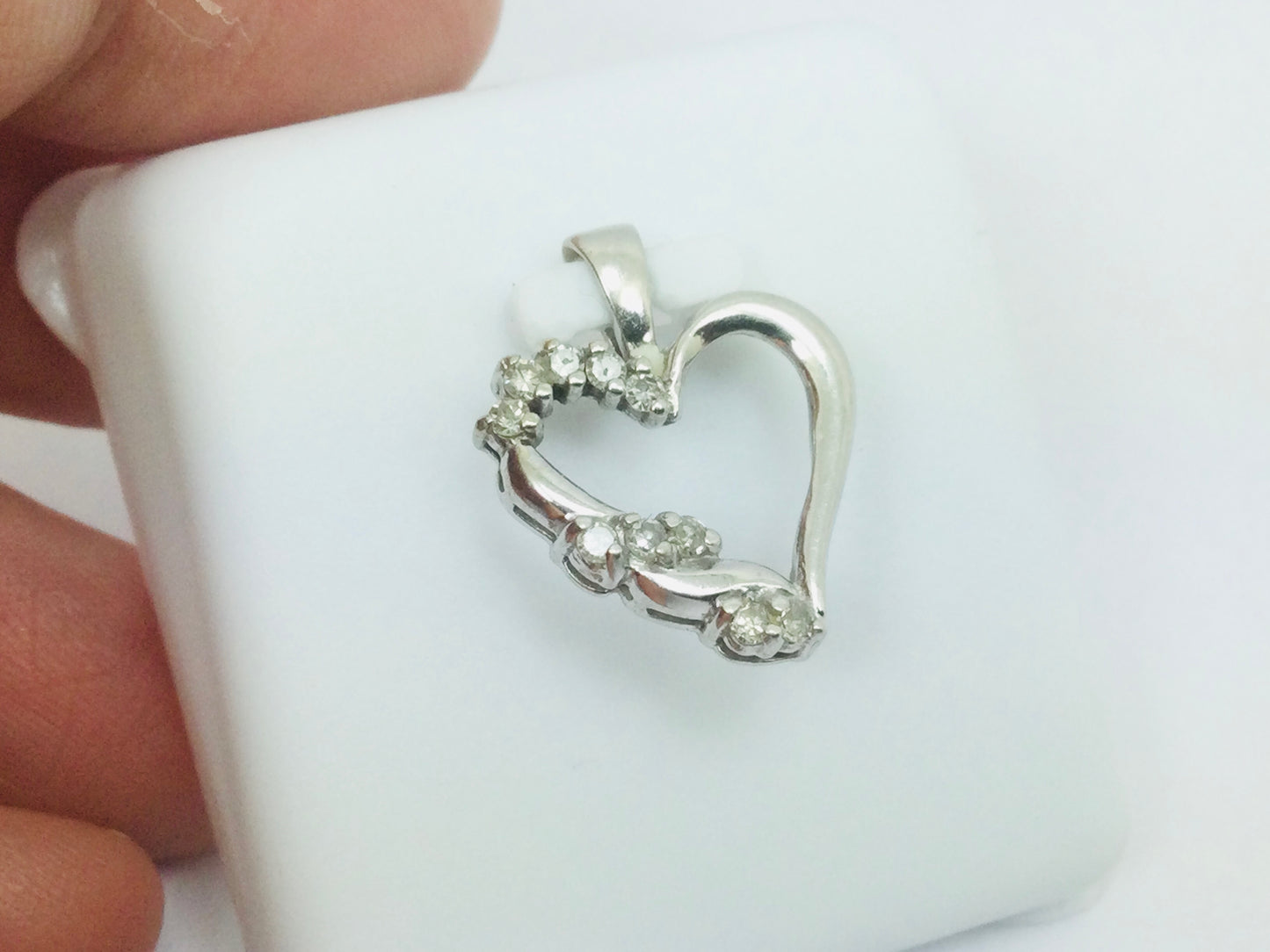 10k White Gold Round Cut 10pt Diamond Heart Pendent
