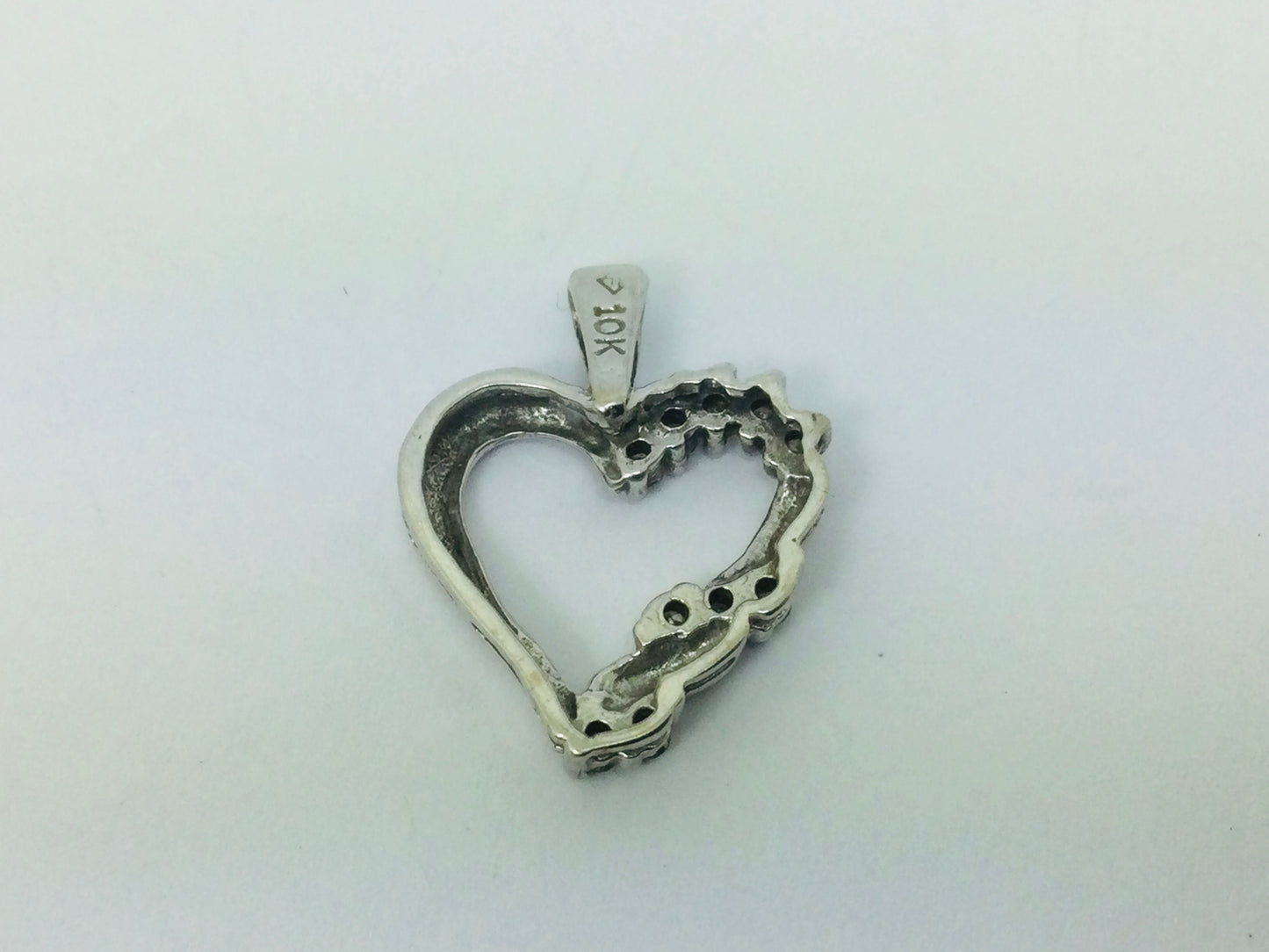 10k White Gold Round Cut 10pt Diamond Heart Pendent
