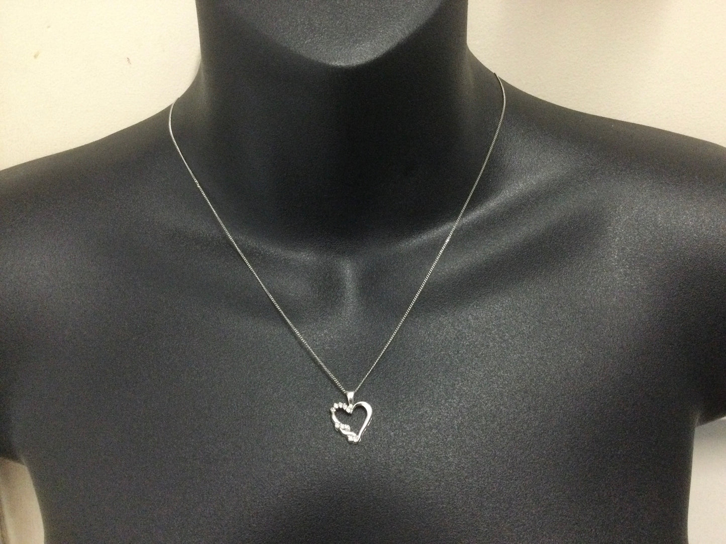 10k White Gold Round Cut 10pt Diamond Heart Pendent