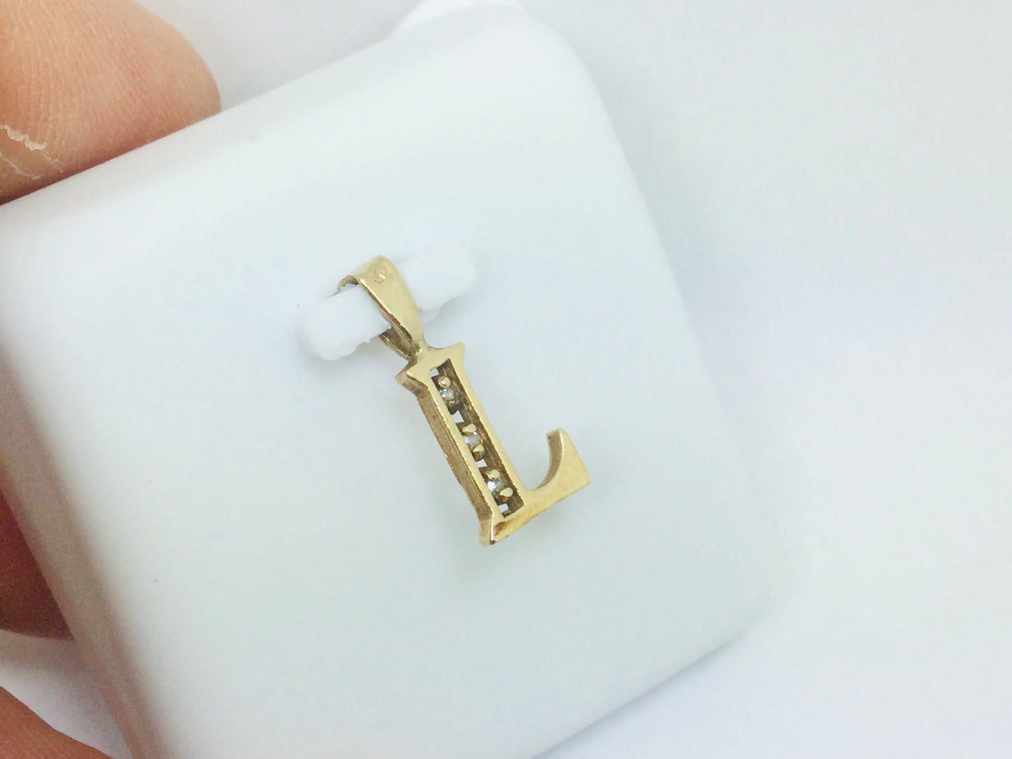 10k Yellow Gold Round Cut 3pt Diamond Initial 'L' Pendent