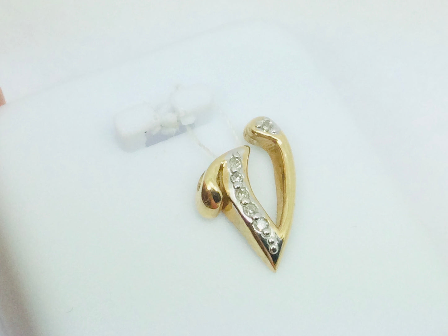 10k Yellow Gold Round Cut 6pt Diamond Initial 'V' Pendent