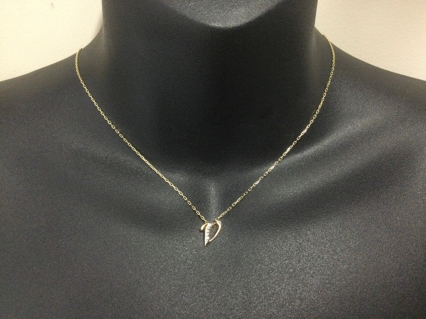 10k Yellow Gold Round Cut 6pt Diamond Initial 'V' Pendent