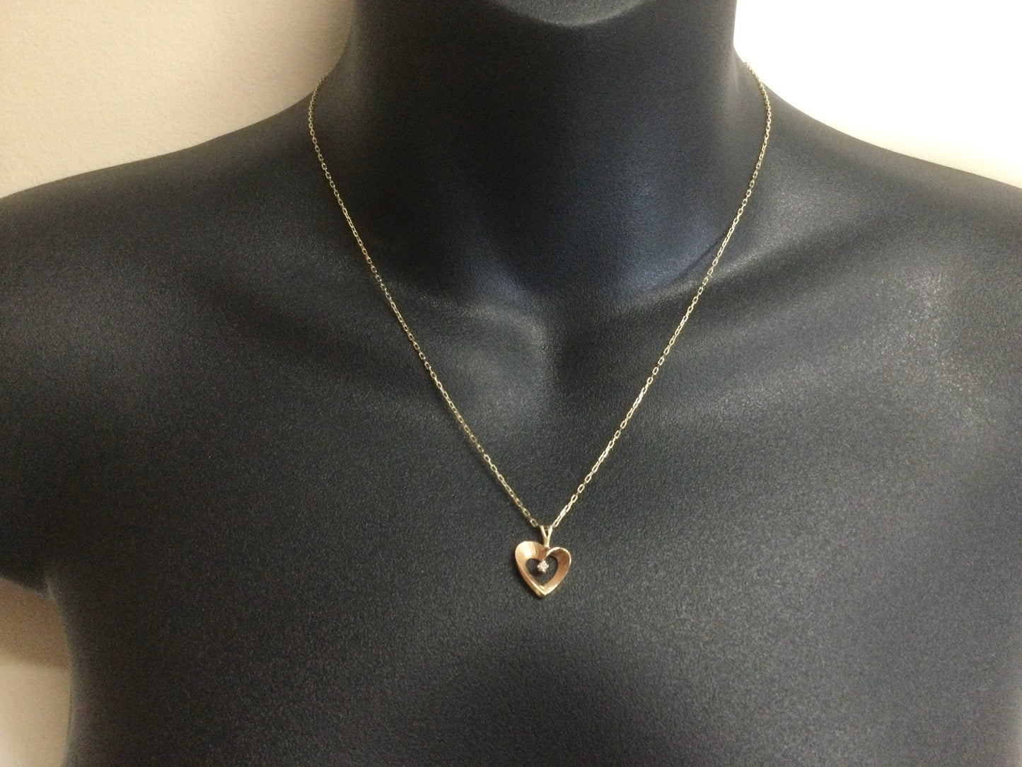 10k Yellow Gold Round Cut 2pt Diamond Heart Pendent