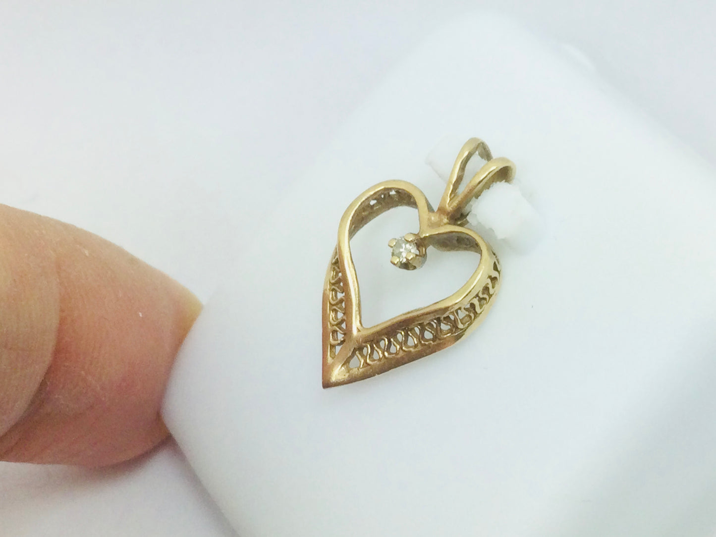 10k Yellow Gold Round Cut 1.5pt Diamond Heart Pendent